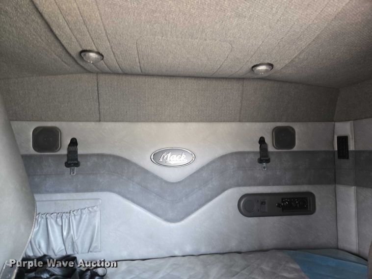 image for item ET1411 2015 Mack CXU613 semi truck