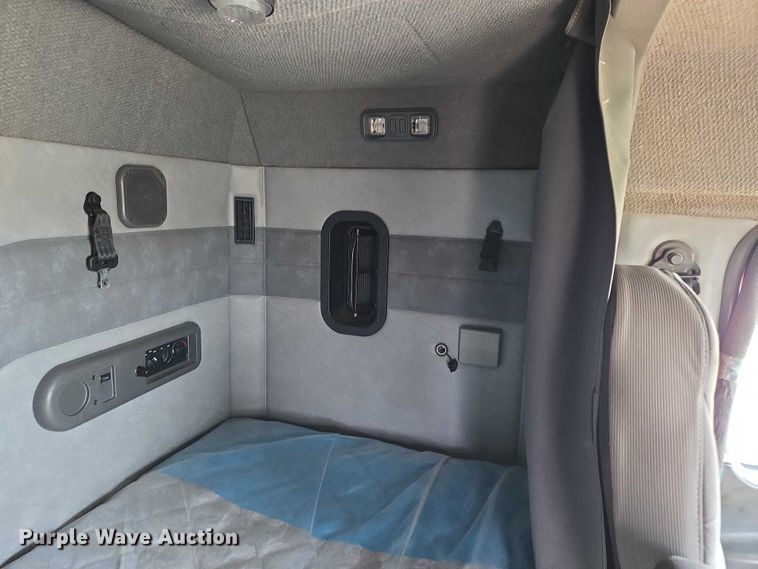 image for item ET1411 2015 Mack CXU613 semi truck