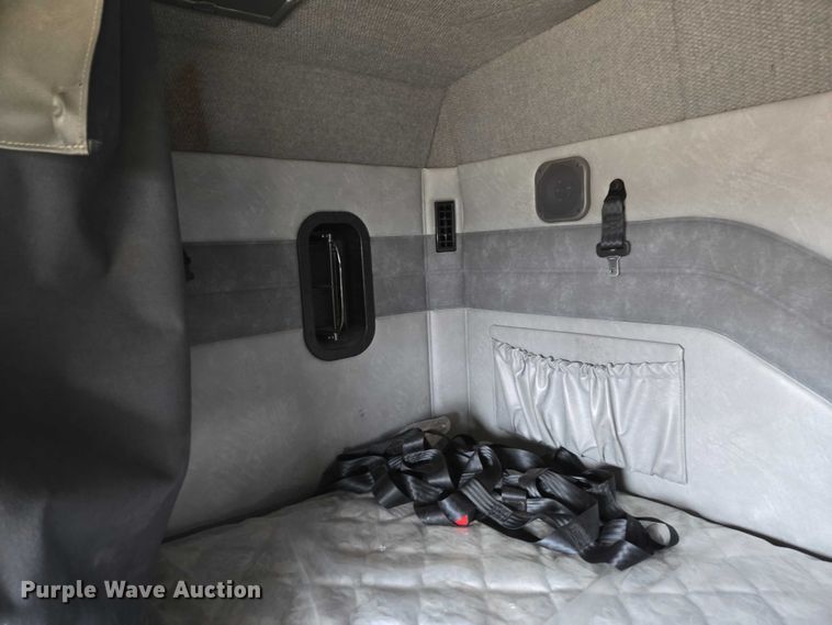 image for item ET1411 2015 Mack CXU613 semi truck