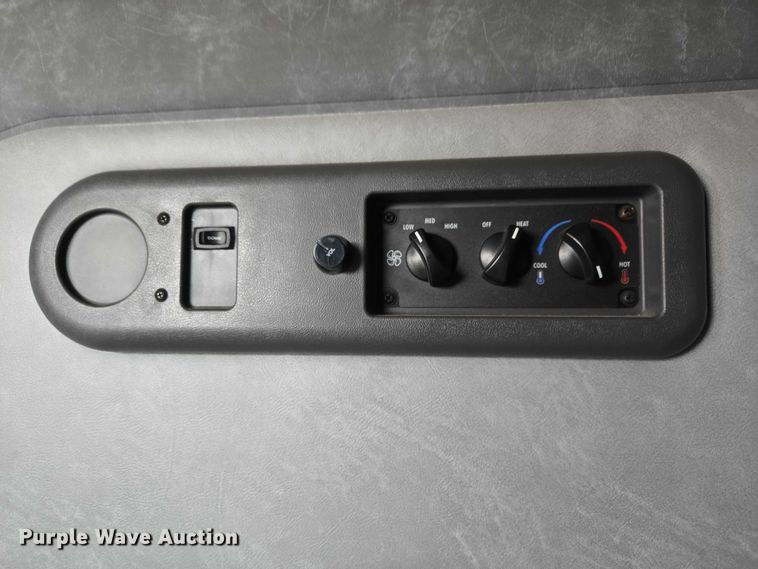 image for item ET1411 2015 Mack CXU613 semi truck