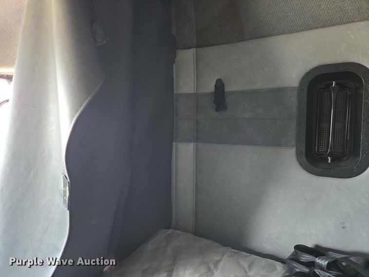 image for item ET1411 2015 Mack CXU613 semi truck