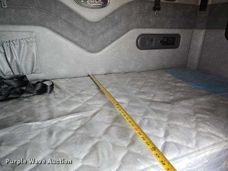 image for item ET1411 2015 Mack CXU613 semi truck