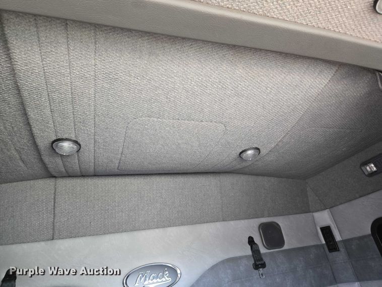 image for item ET1411 2015 Mack CXU613 semi truck