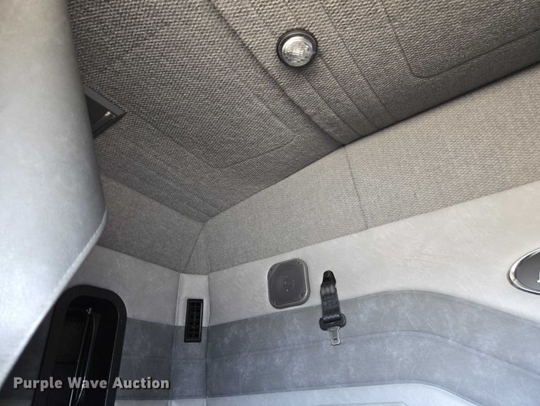 image for item ET1411 2015 Mack CXU613 semi truck