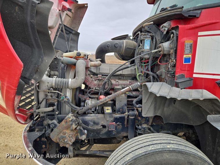 image for item ET1411 2015 Mack CXU613 semi truck