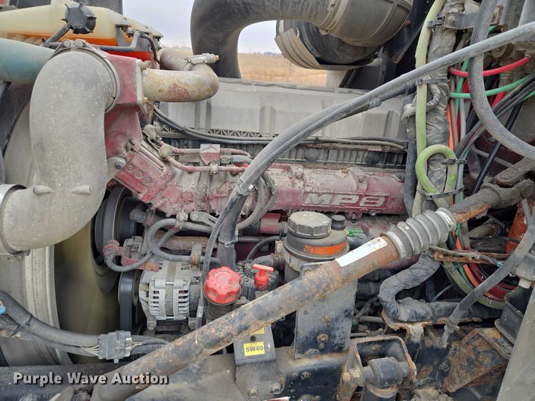 image for item ET1411 2015 Mack CXU613 semi truck