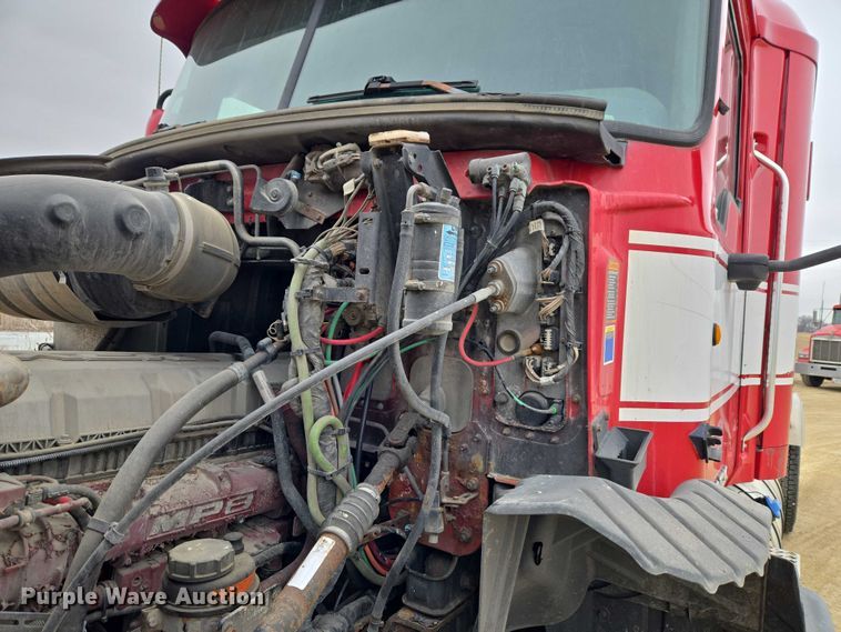 image for item ET1411 2015 Mack CXU613 semi truck