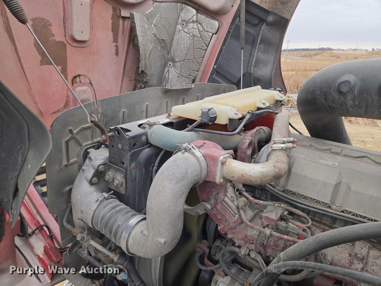 image for item ET1411 2015 Mack CXU613 semi truck