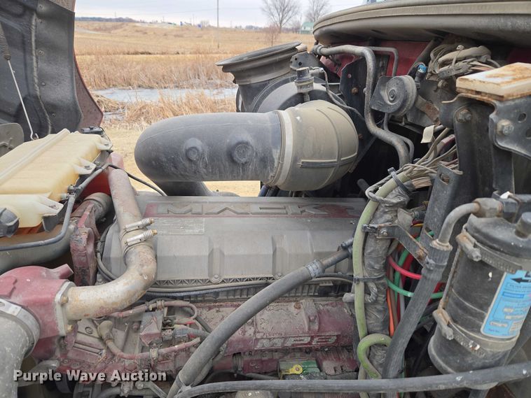 image for item ET1411 2015 Mack CXU613 semi truck