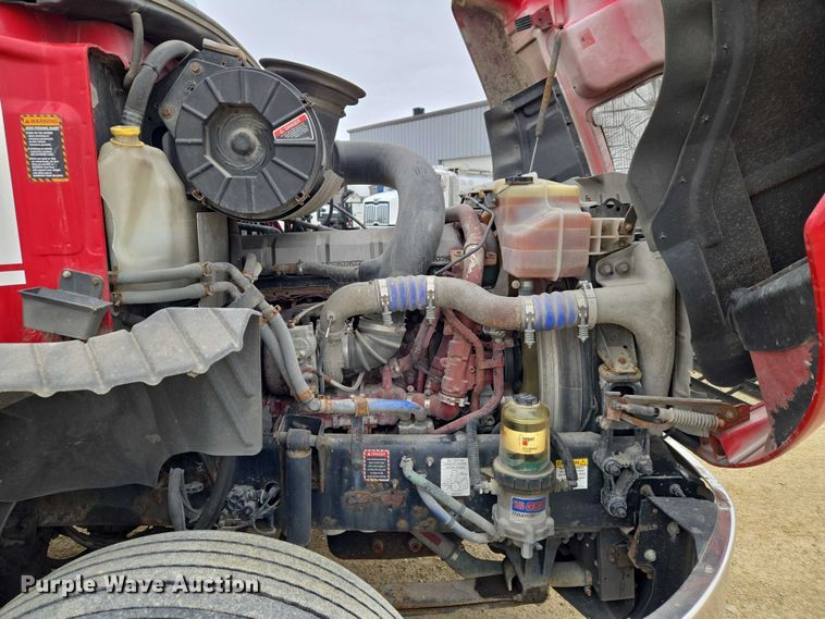 image for item ET1411 2015 Mack CXU613 semi truck