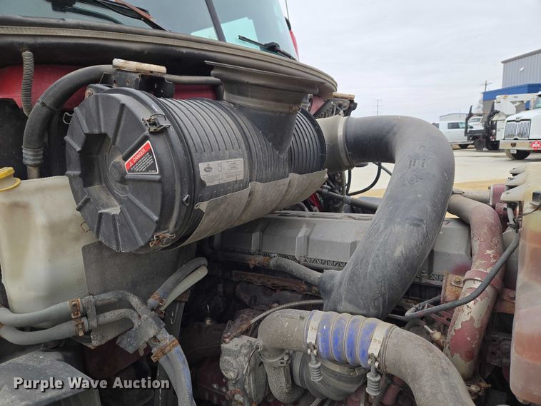 image for item ET1411 2015 Mack CXU613 semi truck