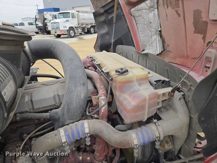 image for item ET1411 2015 Mack CXU613 semi truck