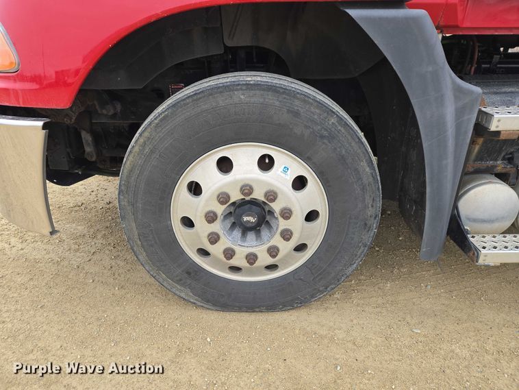 image for item ET1411 2015 Mack CXU613 semi truck