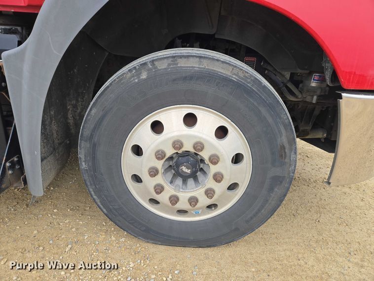 image for item ET1411 2015 Mack CXU613 semi truck