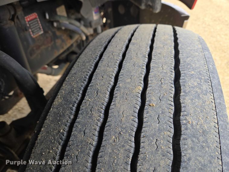 image for item ET1411 2015 Mack CXU613 semi truck