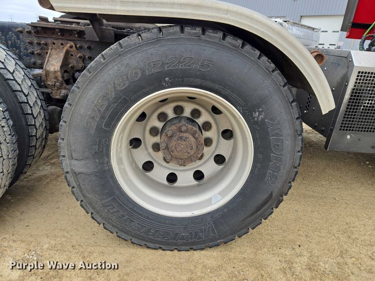 image for item ET1411 2015 Mack CXU613 semi truck