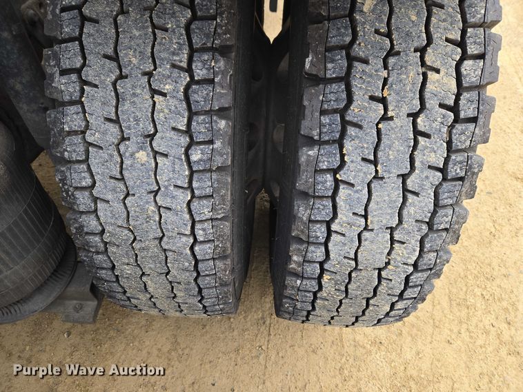 image for item ET1411 2015 Mack CXU613 semi truck