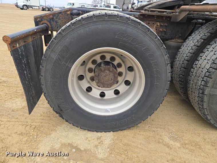 image for item ET1411 2015 Mack CXU613 semi truck