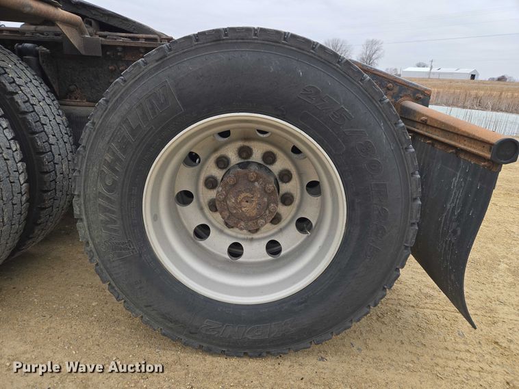 image for item ET1411 2015 Mack CXU613 semi truck