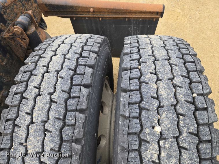 image for item ET1411 2015 Mack CXU613 semi truck