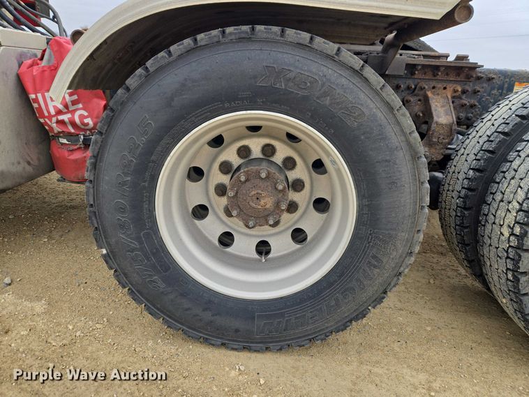 image for item ET1411 2015 Mack CXU613 semi truck