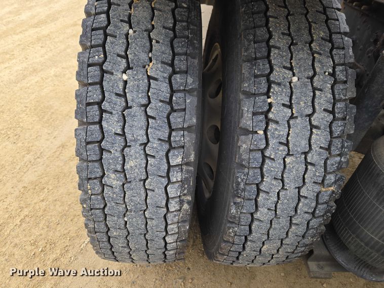 image for item ET1411 2015 Mack CXU613 semi truck