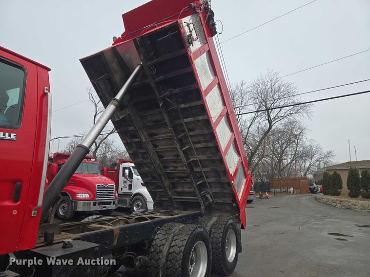 image for item ET1413 1998 Ford LT8000 dump truck