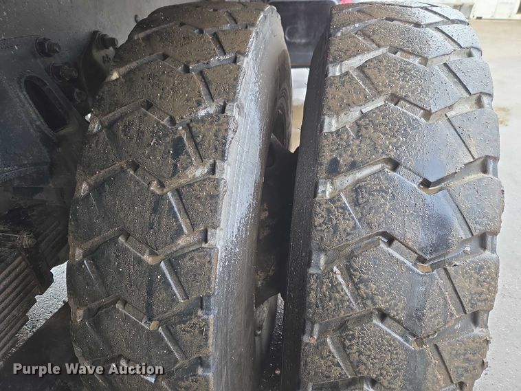 image for item ET1413 1998 Ford LT8000 dump truck