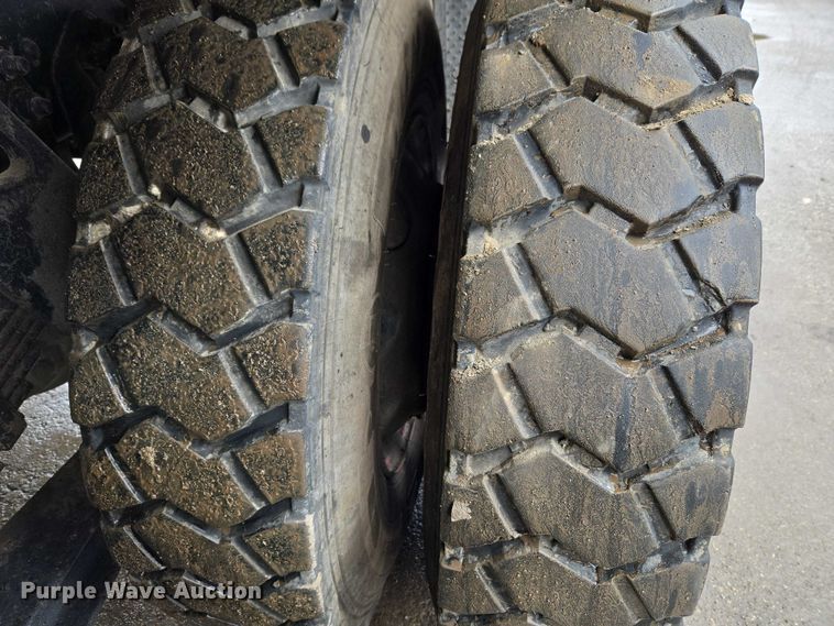 image for item ET1413 1998 Ford LT8000 dump truck