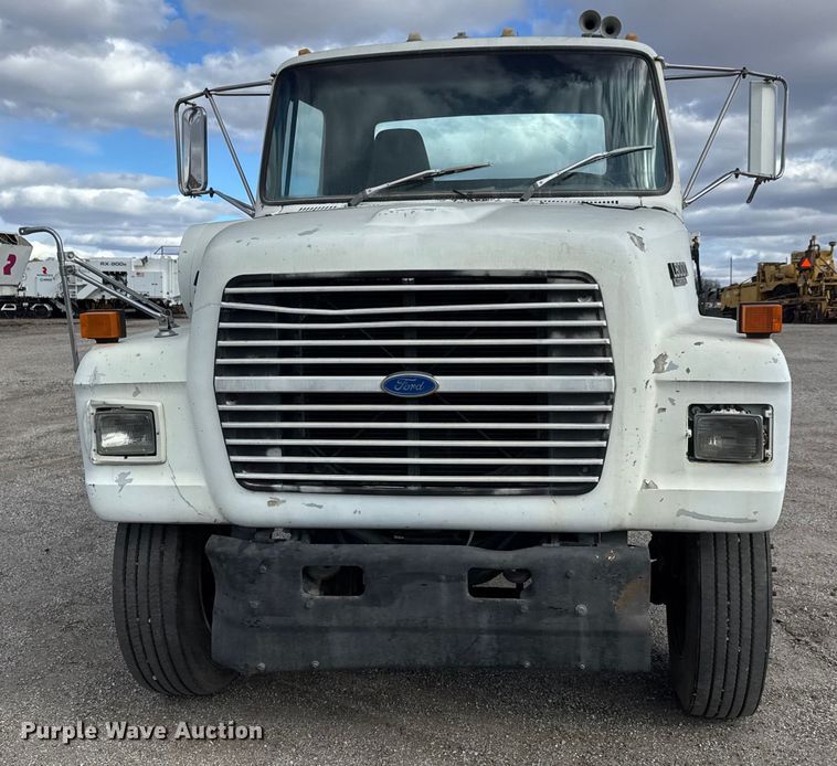 image for item ET4399 1987 Ford L8000 truck cab and chassis
