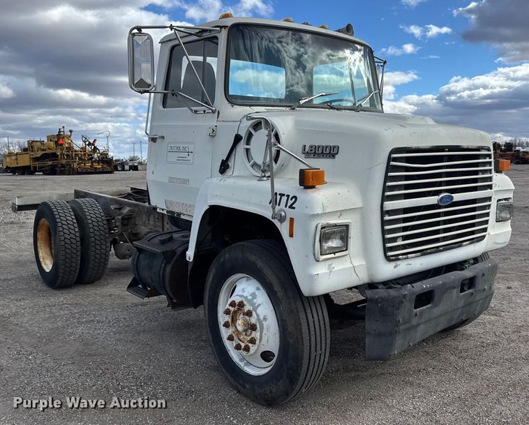 image for item ET4399 1987 Ford L8000 truck cab and chassis