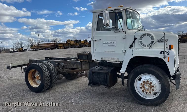 image for item ET4399 1987 Ford L8000 truck cab and chassis