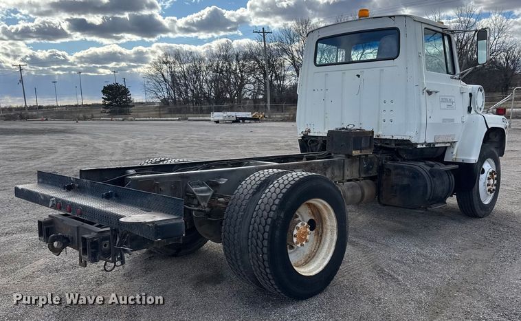 image for item ET4399 1987 Ford L8000 truck cab and chassis