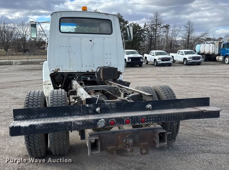 image for item ET4399 1987 Ford L8000 truck cab and chassis
