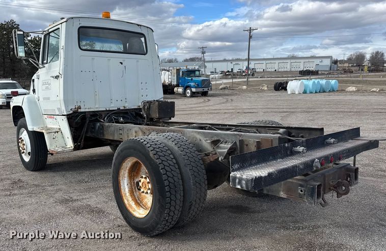 image for item ET4399 1987 Ford L8000 truck cab and chassis