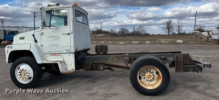 image for item ET4399 1987 Ford L8000 truck cab and chassis