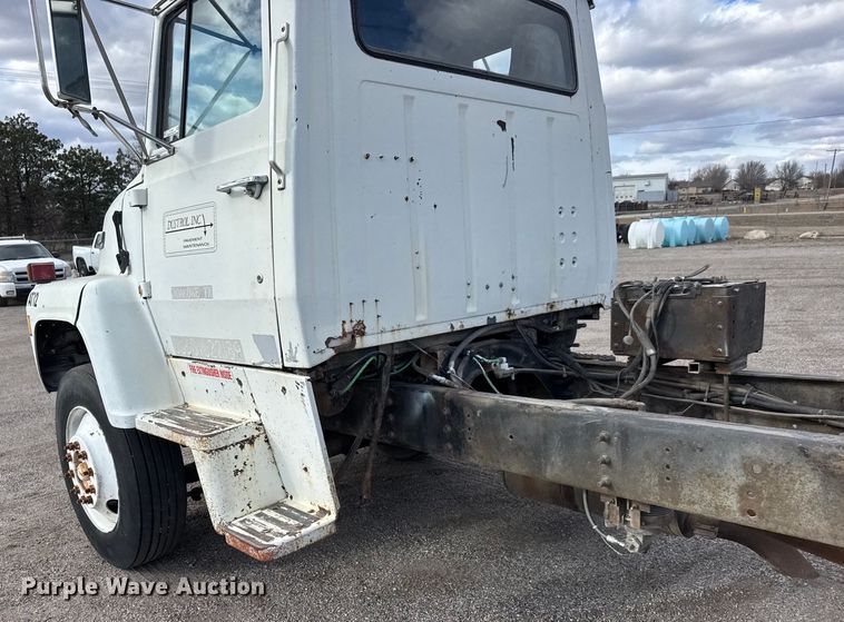 image for item ET4399 1987 Ford L8000 truck cab and chassis