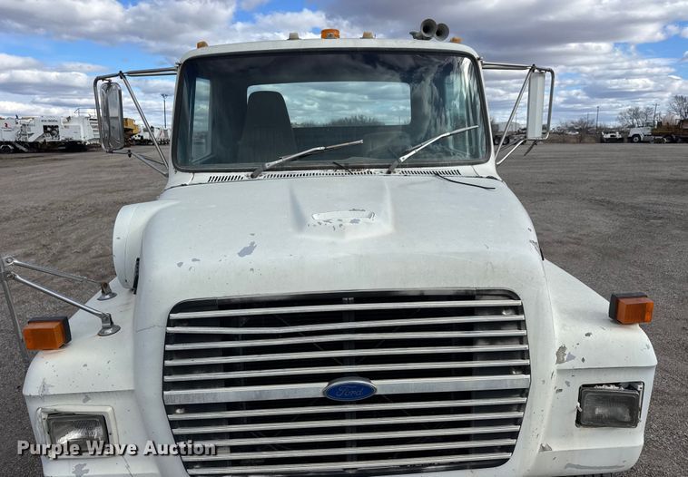 image for item ET4399 1987 Ford L8000 truck cab and chassis