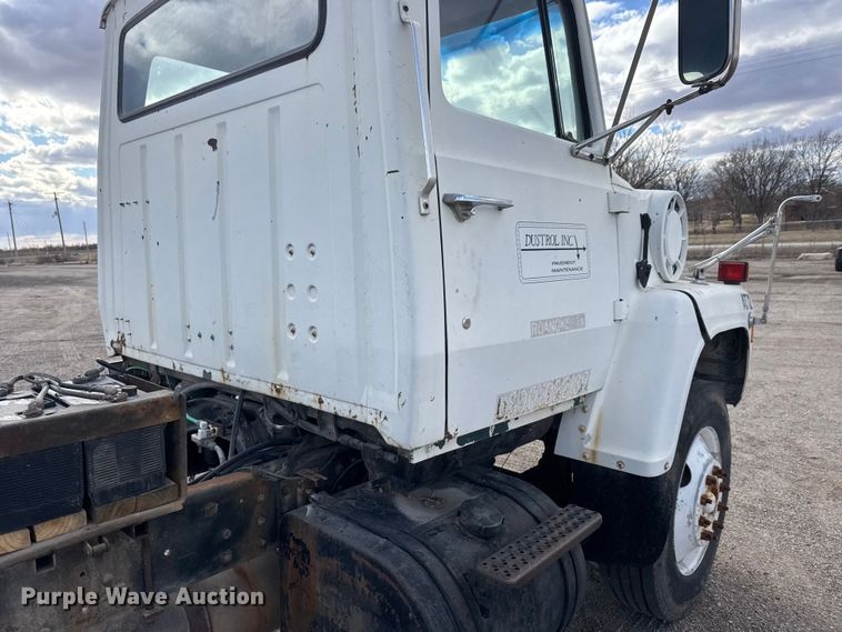 image for item ET4399 1987 Ford L8000 truck cab and chassis