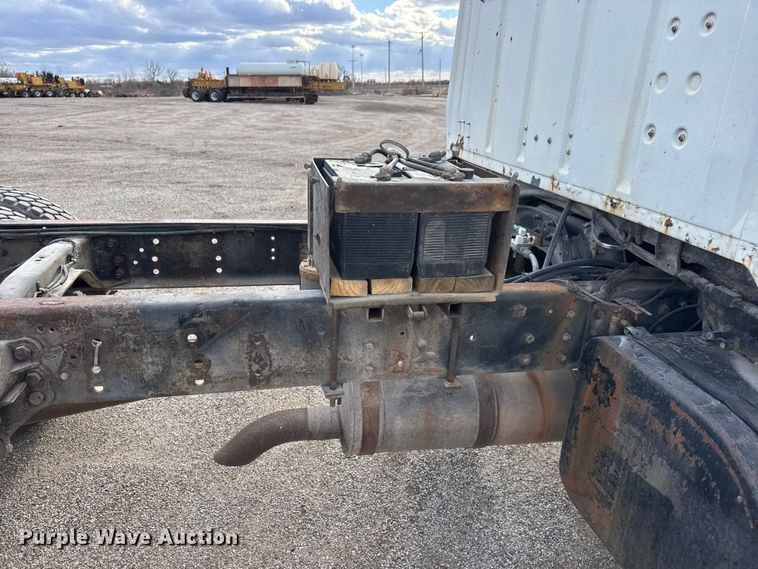 image for item ET4399 1987 Ford L8000 truck cab and chassis