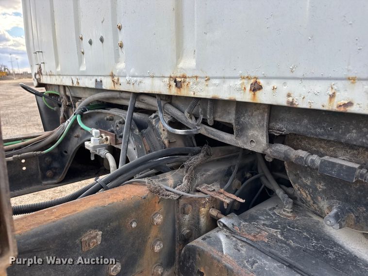 image for item ET4399 1987 Ford L8000 truck cab and chassis