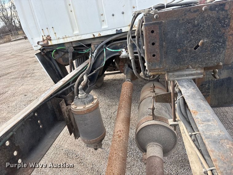 image for item ET4399 1987 Ford L8000 truck cab and chassis