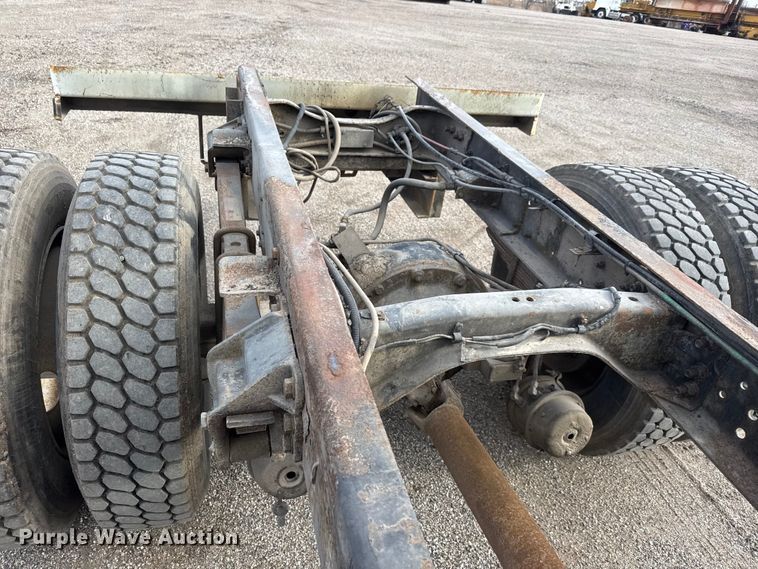 image for item ET4399 1987 Ford L8000 truck cab and chassis
