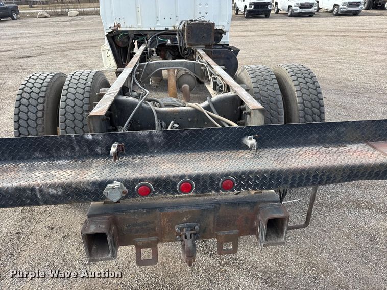 image for item ET4399 1987 Ford L8000 truck cab and chassis