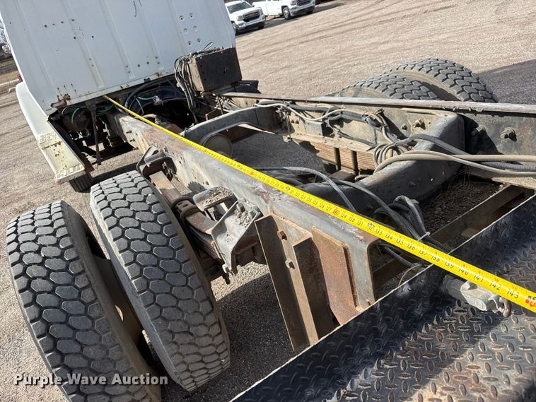 image for item ET4399 1987 Ford L8000 truck cab and chassis