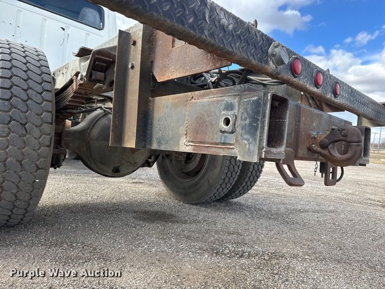 image for item ET4399 1987 Ford L8000 truck cab and chassis