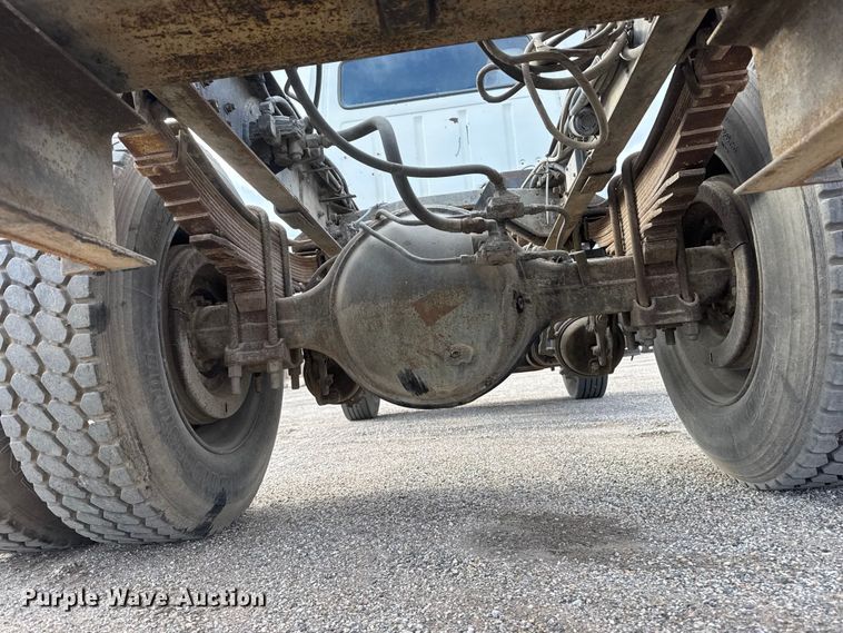 image for item ET4399 1987 Ford L8000 truck cab and chassis