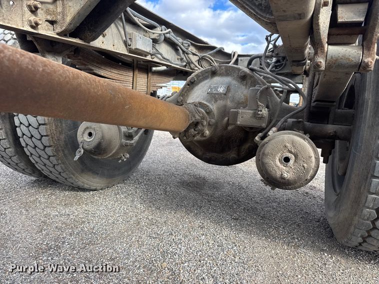 image for item ET4399 1987 Ford L8000 truck cab and chassis