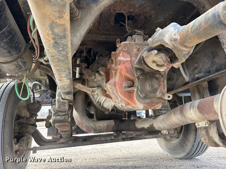 image for item ET4399 1987 Ford L8000 truck cab and chassis