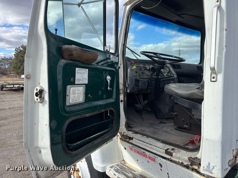 image for item ET4399 1987 Ford L8000 truck cab and chassis